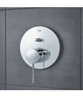 Смеситель Grohe Essence 24058001